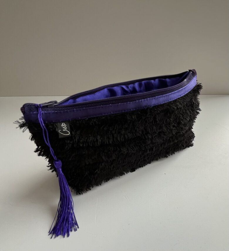 Melns maciņš ar violetiem akcentiem