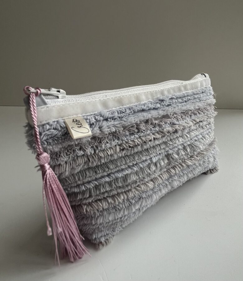 Gaiši pelēks maciņš