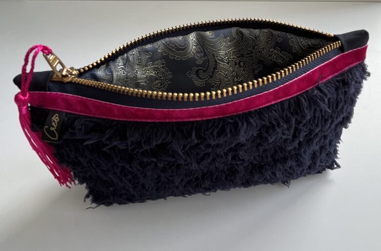 Tumši zils maciņš