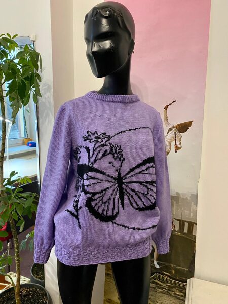 Ar rokām adīts lillā džemperis ar melnu taureni (22)