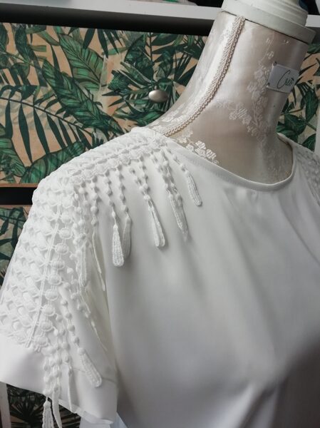 Balta satīna T veida blūze ar mežģīnes skarām, 38.-42.izm.