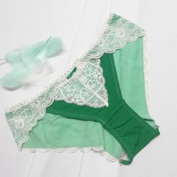 Sieviešu apakšveļa Nr.26/ M izmērs/ Salātzaļa / koši zaļa trikotāža/ bēša un balta mežģīne