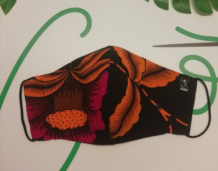 Melna plānas kokvilnas sejas maska ar oranžiem un rozā ziediem/L izmērs (30)