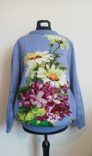 Gaiši zils adīts džemperis ar ziediem (16)