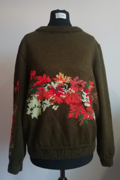 Ar rokām adīts haki džemperis ar kļavu lapām (18)