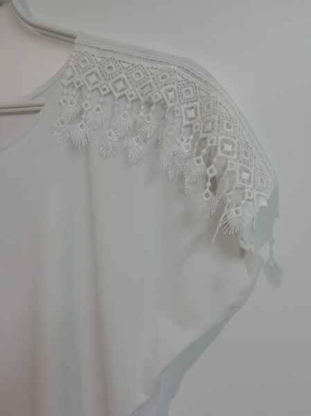 Balta trikotāžas T veida blūze ar mežģīni, 38.-42.izm.