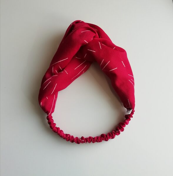 Tumši rozā matu lenta ar baltu rakstu (69)