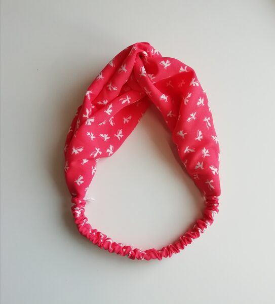 Rozā auduma matu lenta ar baltiem putniņiem (64)