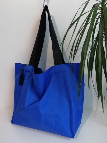 Koši zila soma ar melniem rokturiem (13)