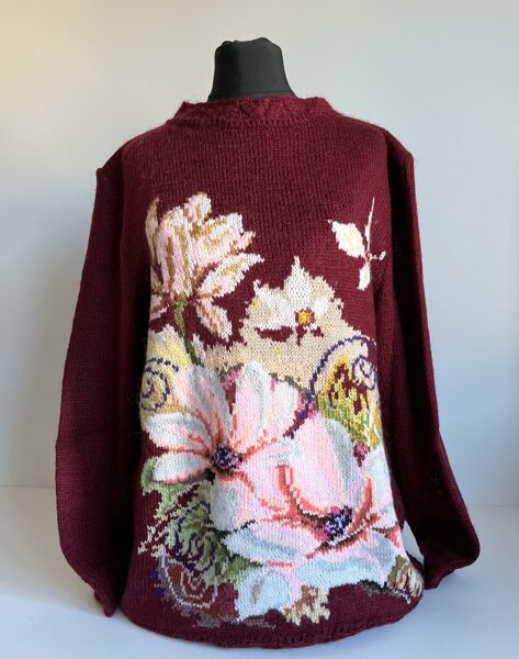 Tumši sarkans adīts džemperis ar ziediem (Dz08)
